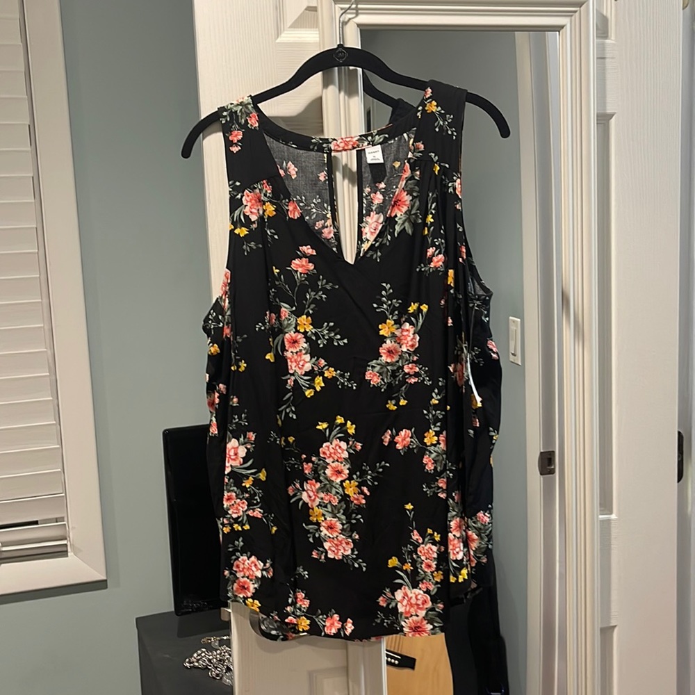 Old Navy. Black Floral Tank Top. Size: XL